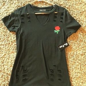 Cute V-neck choker t-shirt with rose applique